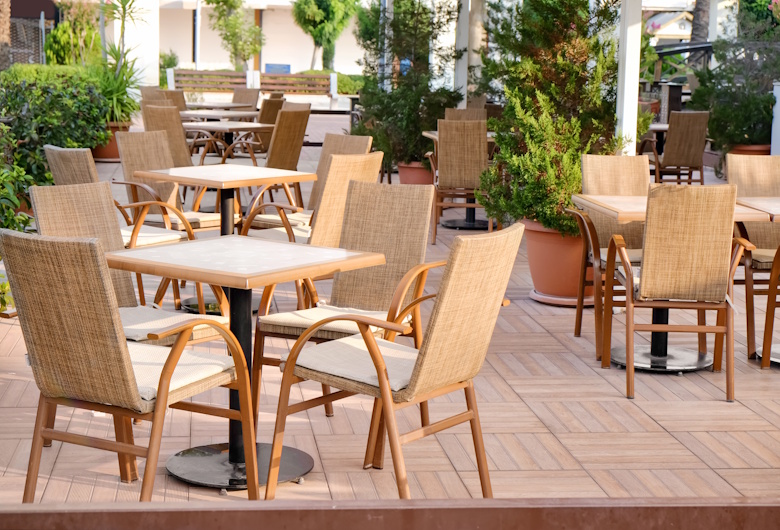 Modal Terbatas? Ini 7 Konsep Cafe Sederhana yang Bisa Kamu Contek
Mendirikan usaha kuliner sering kali dihadapkan pada tantangan anggaran yang ketat. Menerapkan konsep desain cafe sederhana menjadi solusi efektif untuk menekan biaya tanpa mengorbankan estetika ruang. Melalui pemilihan material yang efisien dan penataan cermat, tempat usaha tetap tampil menarik bagi pengunjung.

7 Inspirasi Desain Cafe Sederhana untuk Modal Terbatas
Eksplorasi tata ruang dengan anggaran minimal memerlukan kecermatan dalam memilih elemen interior utama. Ragam pendekatan berikut menawarkan karakter visual yang unik sekaligus ramah biaya.

Cafe dengan Material Ekspos yang Minim Finishing
Penggunaan dinding semen tanpa pelapis acian atau bata merah terbuka mampu memangkas anggaran plesteran secara signifikan. Tampilan mentah ini justru memberikan karakter visual yang kuat dan disukai oleh kalangan muda. Perawatan permukaannya pun relatif mudah dan tahan lama tanpa memerlukan pengecatan berkala. Ruang usaha langsung terlihat estetik meski tampil apa adanya.

Cafe Minimalis dengan Furniture Sederhana
Pemilihan meja dan kursi berdesain lurus dari besi hollow atau kayu lapis menekan biaya pengadaan inventaris. Perabot berukuran ringkas ini memaksimalkan kapasitas ruang sekaligus menjaga keleluasaan jalur sirkulasi gerak. Bentuknya yang fungsional membuat suasana ruangan terasa rapi dan tidak sumpek. Pendekatan ini sangat cocok untuk gerai dengan luas lantai terbatas.

Cafe dengan Dinding Aksen sebagai Focal Point
Mengecat satu bidang dinding dengan warna kontras atau motif geometris sederhana menciptakan pusat perhatian visual yang efektif. Teknik ini menghemat pengeluaran dekorasi karena dinding lain dibiarkan polos dengan warna netral terang. Keberadaan aksen tersebut memperkuat identitas ruang tanpa membebani anggaran. Pengunjung mendapatkan latar visual yang menarik untuk berfoto.

Cafe dengan Dominasi Kayu dan Warna Netral
Penggunaan papan kayu olahan berharga terjangkau yang dipadu palet warna putih atau krem menghadirkan suasana hangat. Kombinasi ini memunculkan kesan bersih sekaligus ramah bagi setiap orang yang datang. Warna netral juga membantu memantulkan cahaya lampu secara optimal di dalam ruangan mungil. Biaya operasional pencahayaan dapat ditekan secara efisien.

Cafe Semi-Outdoor yang Memanfaatkan Area Terbuka
Mengoptimalkan teras atau halaman samping meminimalkan kebutuhan pembangunan struktur dinding permanen. Area terbuka ini mengandalkan sirkulasi udara alami sehingga mengurangi ketergantungan pada pendingin ruangan berdaya besar. Penggunaan kanopi sederhana sudah cukup untuk melindungi pengunjung dari terik matahari maupun hujan ringan. Kapasitas ruang bertambah tanpa biaya renovasi masif.

Cafe Compact dengan Counter sebagai Pusat Ruang
Meletakkan meja bar atau konter pemesanan tepat di bagian tengah atau depan ruangan menyederhanakan alur operasional. Pengunjung langsung mengenali titik layanan begitu melangkah masuk ke dalam area usaha. Tata letak terpusat ini mengurangi kebutuhan sekat pembagi ruangan yang mahal. Efisiensi tata letak mendukung kecepatan pelayanan staf harian.

Cafe Sederhana dengan Dekorasi Tanaman
Menghadirkan tanaman hias daun dalam pot plastik sederhana memberikan kesegaran visual yang alami dan murah. Tanaman hijau mampu menghidupkan sudut ruangan yang kaku tanpa memerlukan aksesori interior mahal. Penempatannya di dekat jendela atau rak gantung memaksimalkan estetika ruang secara instan. Suasana asri membuat pengunjung betah berlama-lama.

Mau Buka Cafe dengan Modal Minim? Ini Tipsnya!
Memulai bisnis kuliner dengan anggaran terbatas menuntut skala prioritas yang jelas pada elemen-elemen esensial ruang. Pemilik usaha sebaiknya memfokuskan alokasi dana pada kenyamanan struktur dasar, seperti sistem pencahayaan yang hangat dan sirkulasi udara yang lancar. Pemilihan perabot sebaiknya diutamakan pada aspek kekuatan serta kemudahan perawatan dibandingkan bentuk dekoratif yang mahal. Pemanfaatan material lokal atau daur ulang juga menjadi strategi jitu untuk menekan biaya pengadaan interior. Perencanaan yang cermat memastikan ruang usaha tetap fungsional, berkarakter, dan ramah di kantong.

Kesimpulan
Penerapan konsep desain cafe sederhana membuktikan bahwa anggaran terbatas tidak menghalangi terciptanya ruang usaha yang menarik dan fungsional. Melalui pemanfaatan material ekspos, perabot efisien, serta dekorasi alami, gerai kuliner dapat tampil estetik sekaligus menekan biaya operasional. Perencanaan tata letak yang tepat menjadi kunci utama dalam menghadirkan pengalaman berkunjung yang berkesan bagi masyarakat luas.