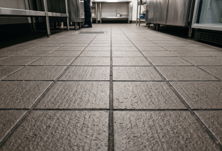 Biar Dapur Nggak Licin, Ini Rekomendasi Lantai Dapur Restoran Anti-Slip Paling Aman
