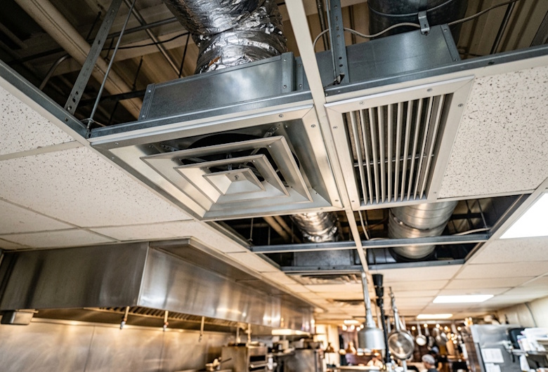 Bukan-Cuma-Perkara-AC-Dingin-Begini-Rahasia-Mengatur-Sirkulasi-Udara-HVAC-Restoran-yang-Benar-Arsika-Daily